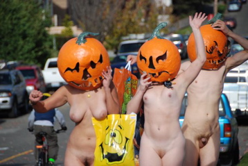 Resultado de imagen para halloween nudist